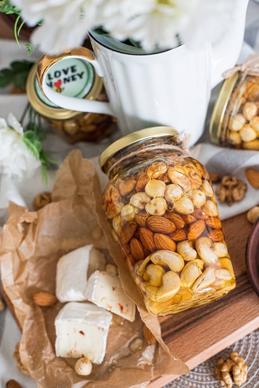 Широкий асортимент натуральної медової продукції